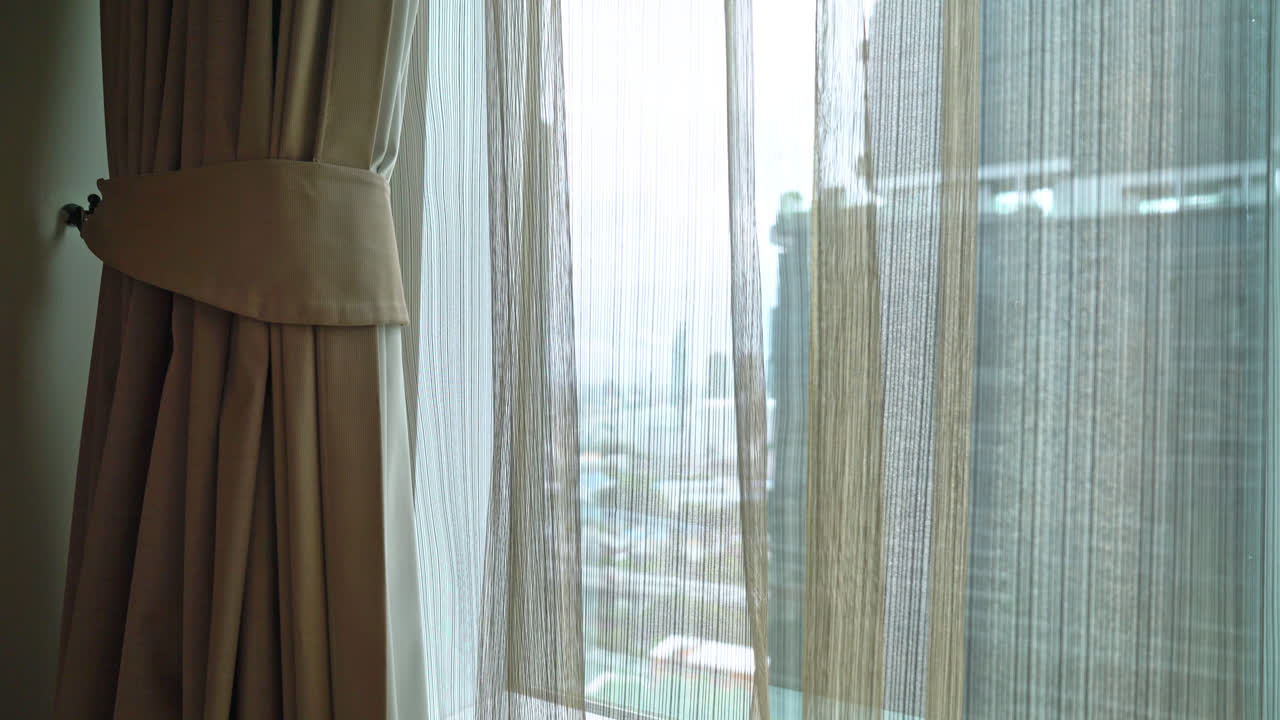 창문과 햇빛이 있는 아름다운 커튼