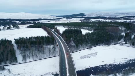 Aceleración-Del-Tráfico-A-Través-Del-Viaducto-A9-Findhorn-Que-Abarca-El-Valle-Cubierto-De-Nieve-De-Escocia