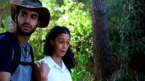 pareja interactuando entre sí en el bosque