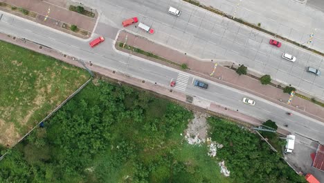 Calm-traffic-on-street-with-a-birds-eye-view