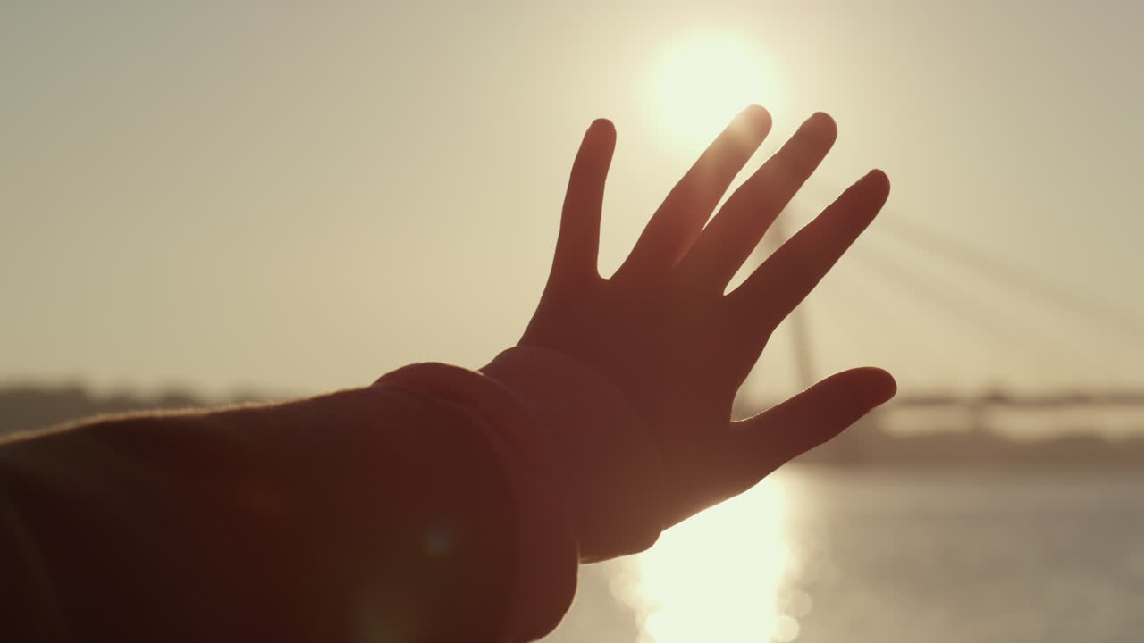 황금빛  ⁇ 빛의 소녀 손 실루 ⁇  클로즈업. 꿈꾸는  ⁇ 만적 인 분위기 개념