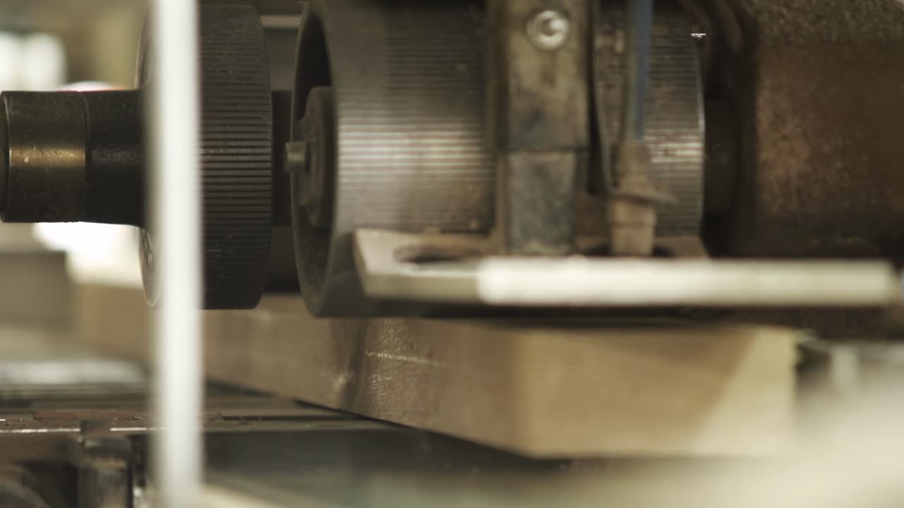 máquina de cepillado de madera en acción