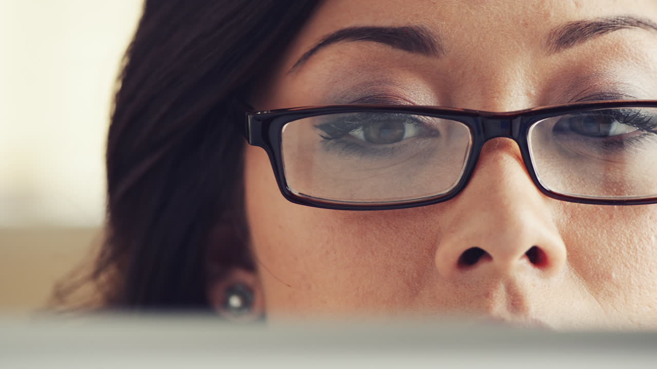 mujer asiática usando una tableta con pantalla táctil ipad