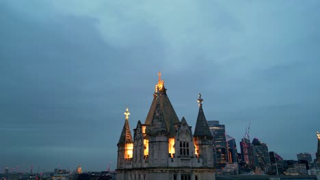 Dolly-Im-Sockel,-Drohnenaufnahme-Des-Höchsten-Teils-Der-Tower-Bridge-In-London