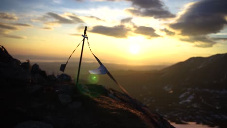 hora dorada del amanecer observada desde el sendero de la montaña.