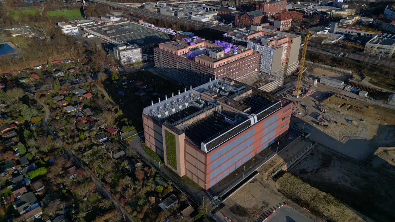 Datacenterbygning med kvantecomputer-videnskab og teknologipark i Berlin City med moderne bygninger og urban skyline. Fantastisk dronebillede i fugleperspektiv med kameraet rettet nedad