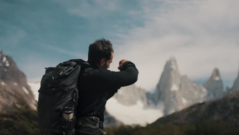 Backpacker-Taking-Photos-Of-Mount-Fitz-Roy-Peak-Near-El-Chalten-Town-In-Patagonia,-Argentina