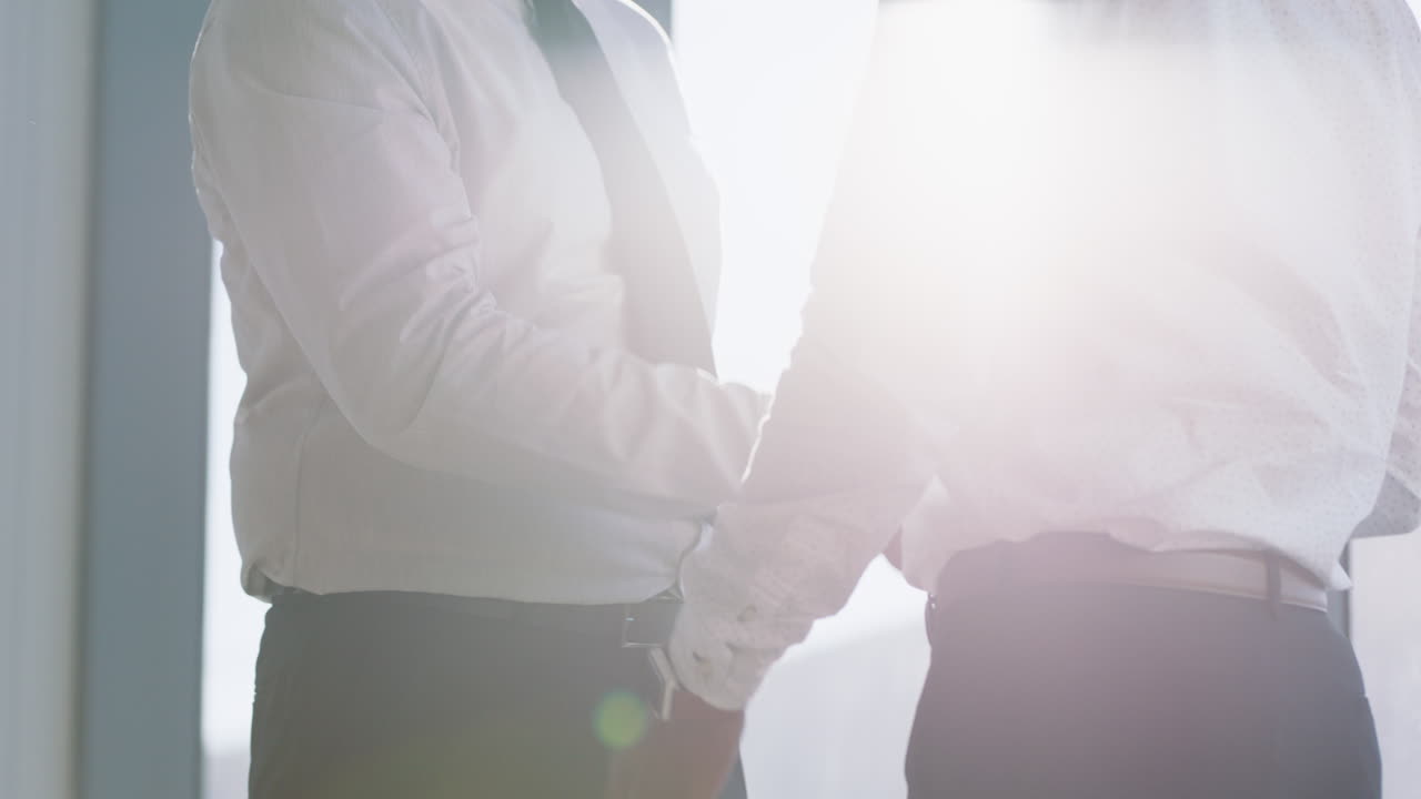 경영진들이 이사회에서 손을 흔들고 기업 파트너십 계약을 맺고 사무실 4k에서 협력 기회를 환영합니다.