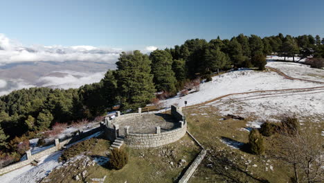 Kreisförmige-Luftaufnahme-Des-Schönen-Aussichtspunktes-Cap-Del-Ras-Auf-Der-Spitze-Der-Berge-In-La-Cerdanya