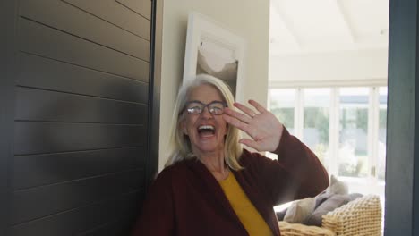 Vídeo-De-Una-Mujer-Mayor-Caucásica-Feliz-Abriendo-La-Puerta-Y-Dando-La-Bienvenida-A-Alguien