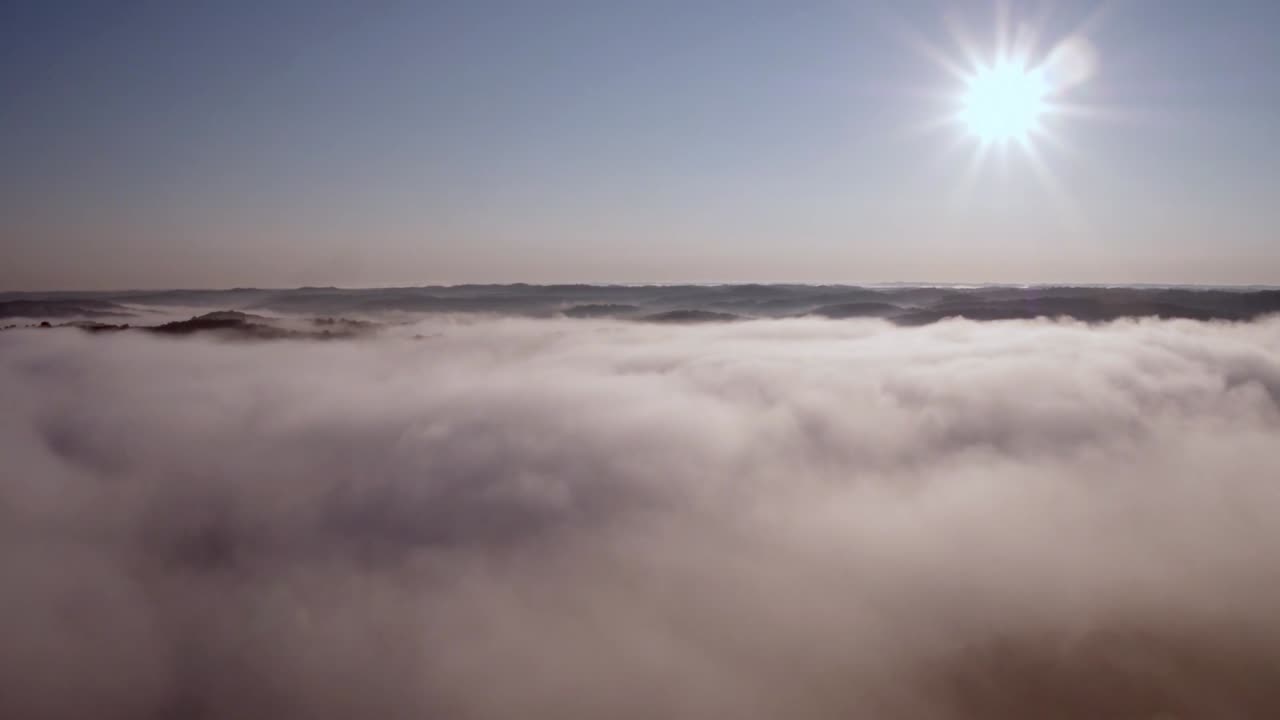 오른쪽 구석에 태양이 있는 구름과 산 위의 공중
