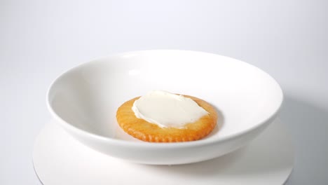 round crackers with cream cheese