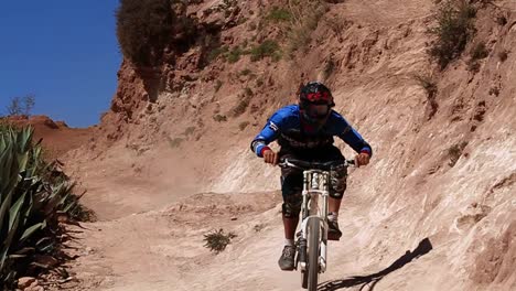 Motociclista-Que-Viene-Y-Golpea-Saltar