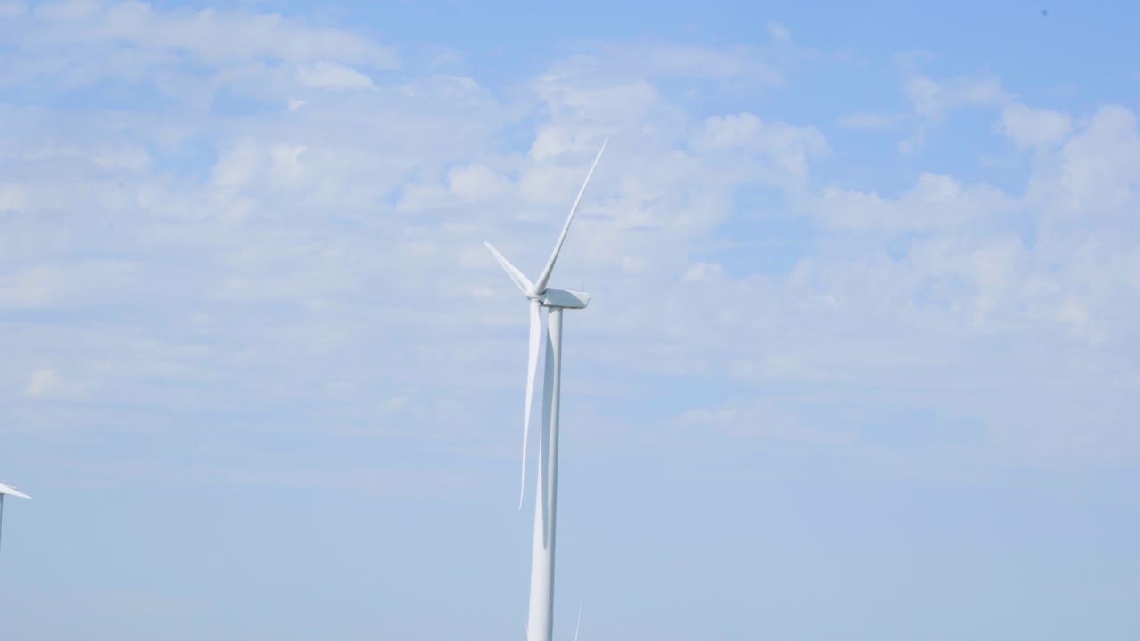 푸른 하늘을 배경으로 깨끗하고 지속 가능한 풍력 터빈 전기 에너지 발전기 회전 블레이드