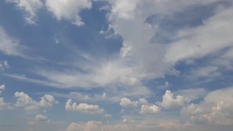 Blauer-Sommerhimmel-Mit-Dichten,-Dicken-Regenwolken,-Die-Sich-über-Den-Himmel-Bewegen