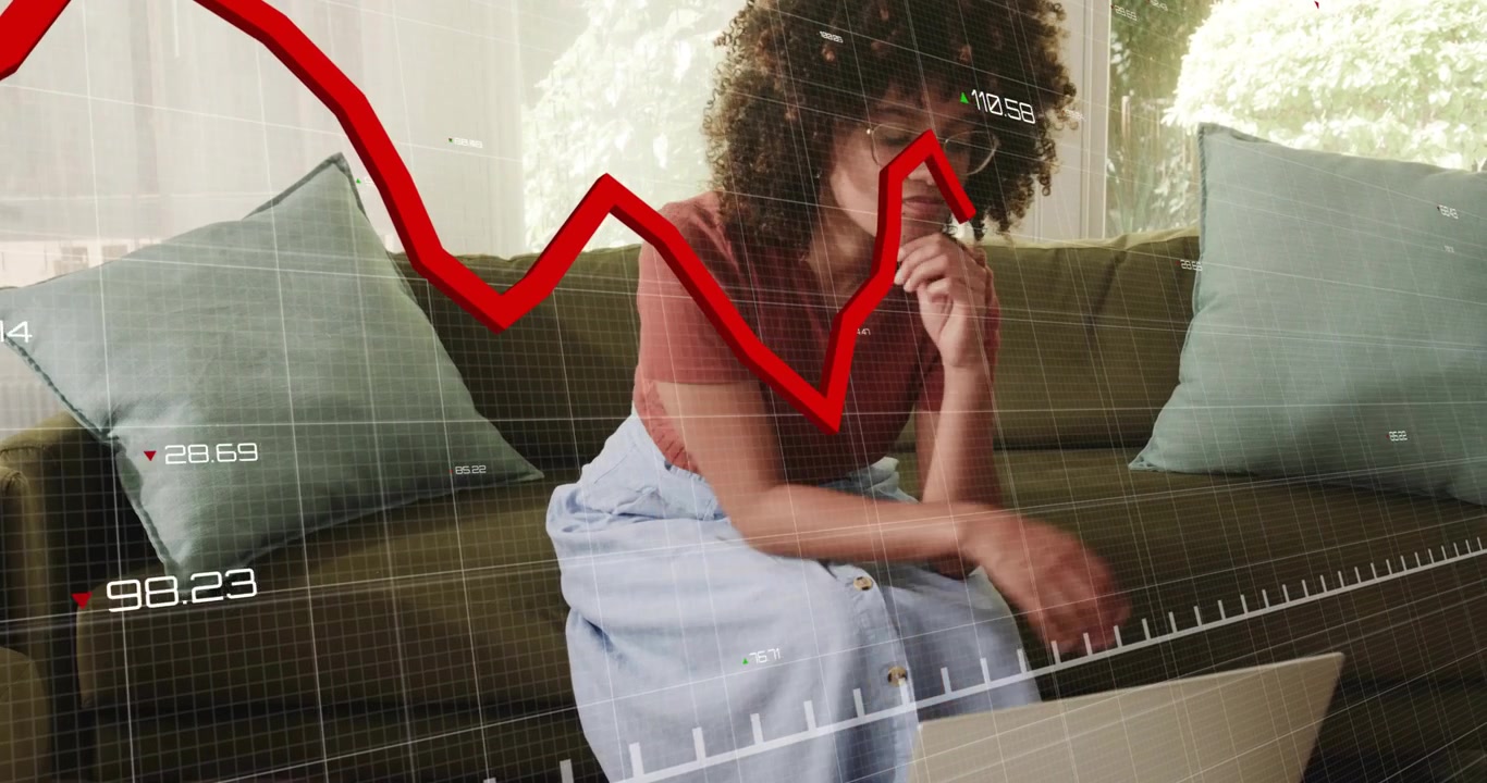 Mulher ajustando laptop, gerando grade translúcida com linha vermelha descendente para análise financeira