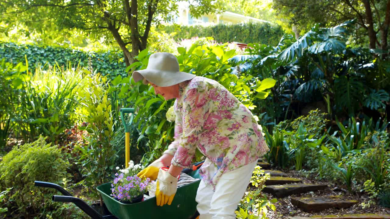 mujer mayor con flores