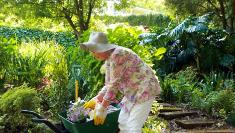 Ältere-Frau-Mit-Blumen