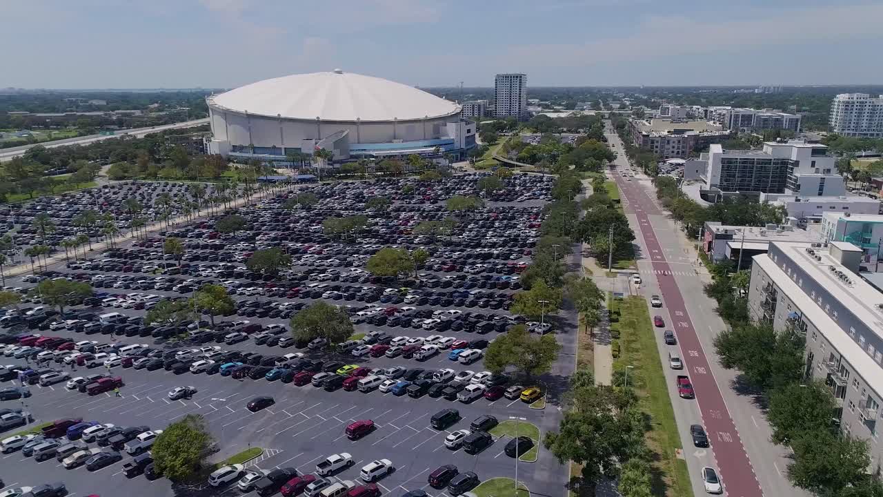 vídeo de drones aéreos 4k de tropicana field y estacionamientos completos en el centro de st.