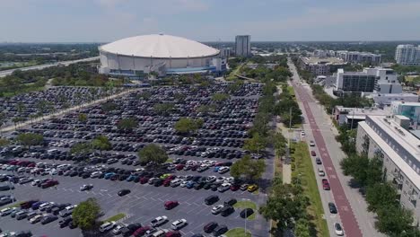 vídeo de drones aéreos 4k de tropicana field y estacionamientos completos en el centro de st.