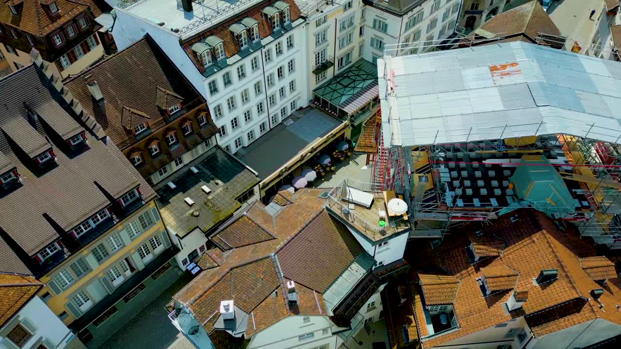 스위스 루체른의 리우스 강 근처에 있는 집들을 복원하는 4k 드론 영상