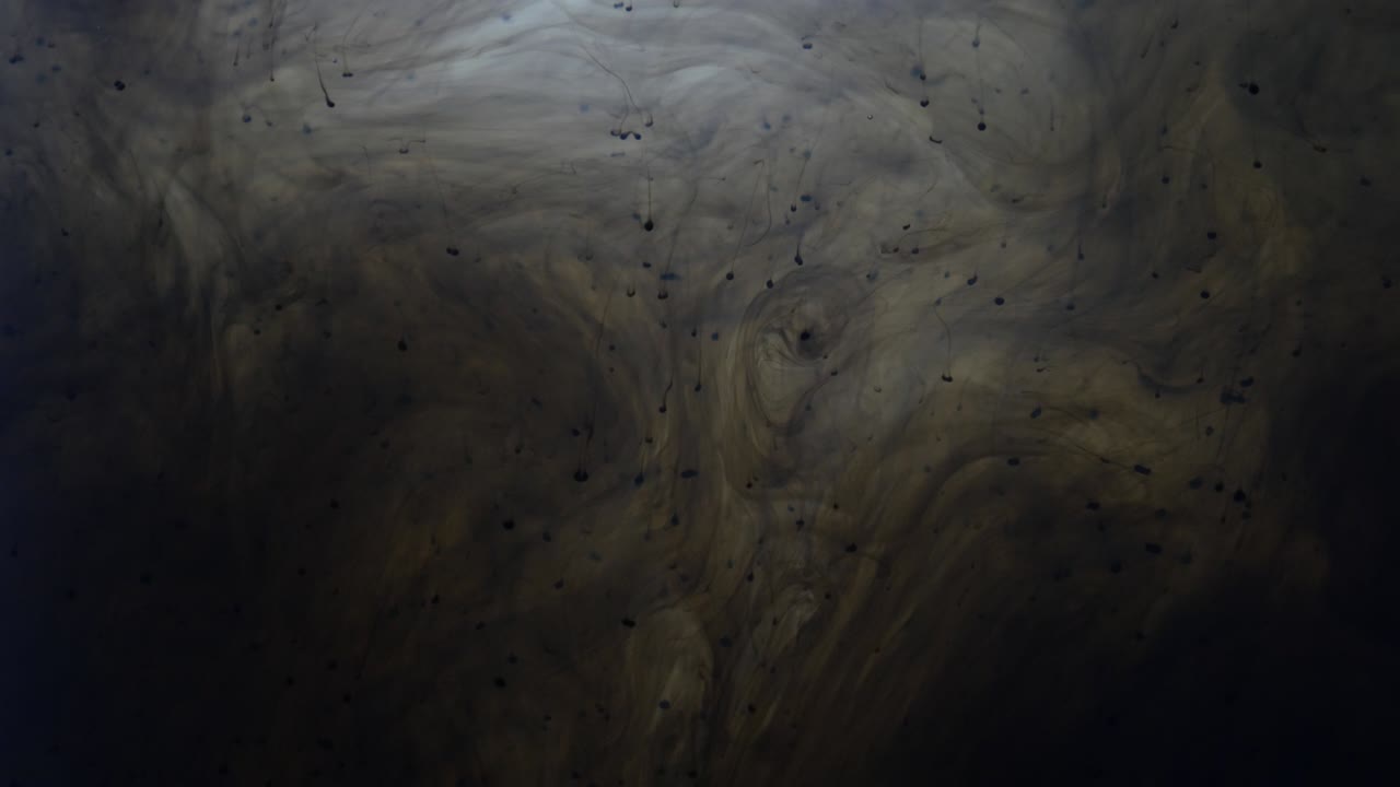 оливковые краски падают в воду.