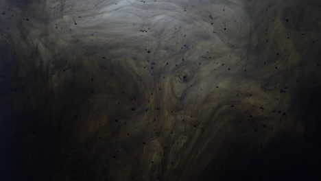 dejando caer colores de aceite en el agua