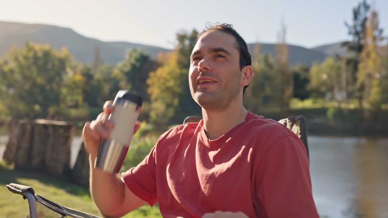 캠핑, 휴식 및 자연에서 커피와 함께 사람