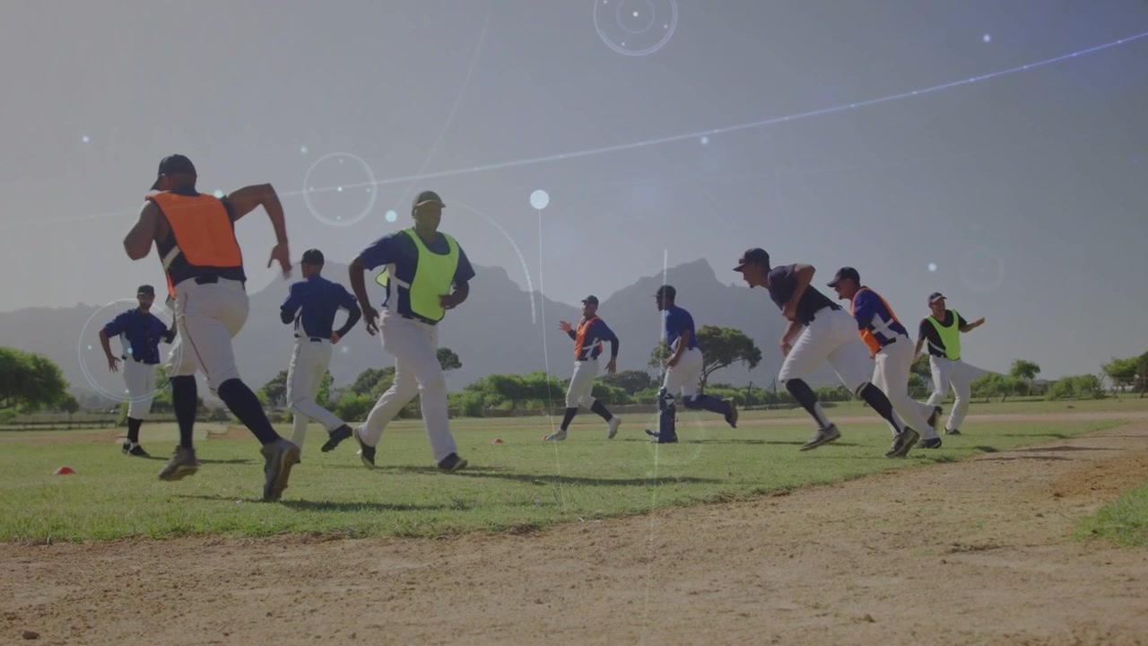 Giocatori di baseball maschi che partono al segnale dell'allenatore e scattano attraverso esercizi con i coni per il condizionamento della squadra