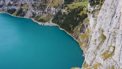 瑞士阿爾卑斯山的kandersteg, 伯恩, 在一個秋天的晚上,