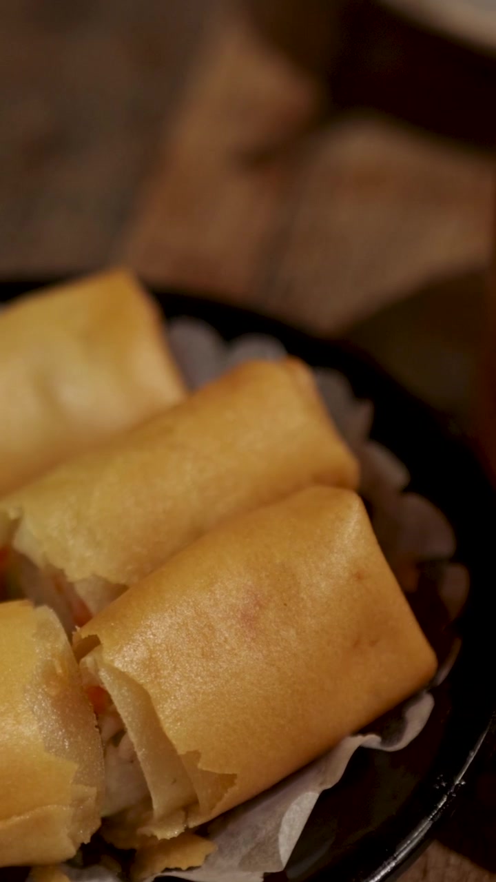 Aneka hidangan dim sum dalam kukusan bambu