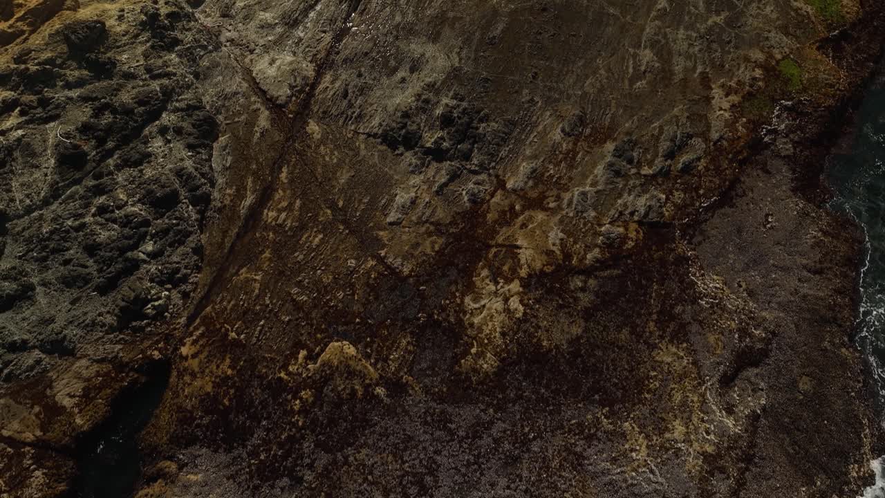 vista aérea de arriba hacia abajo de la costa rocosa y abrasiva de california