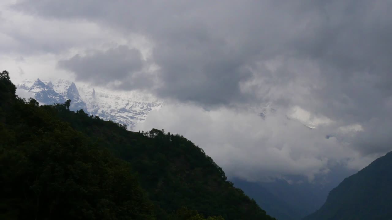 lapso de tiempo de espesas nubes que cubren las cordilleras nevadas de annapurna himalaya