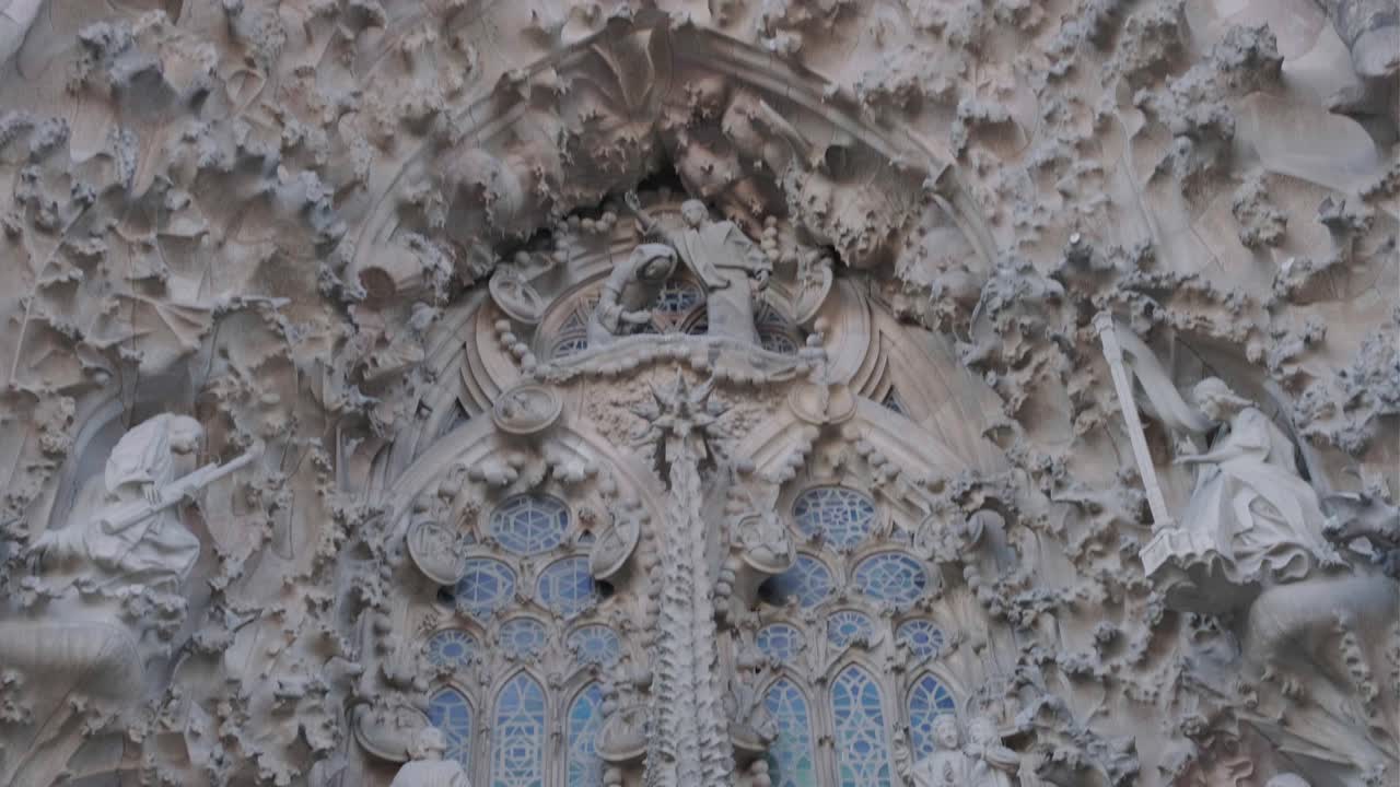 sagrada familia septiembre de 2022 trabajo en progreso natividad fachada de alto relieve primer plano inclinado hacia abajo 4k 30fps