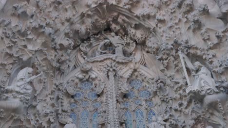 Sagrada-Familia-September-2022-In-Arbeit-Krippenfassade-Hochrelief-Nahaufnahme-Nach-Unten-Neigen-4k-30fps