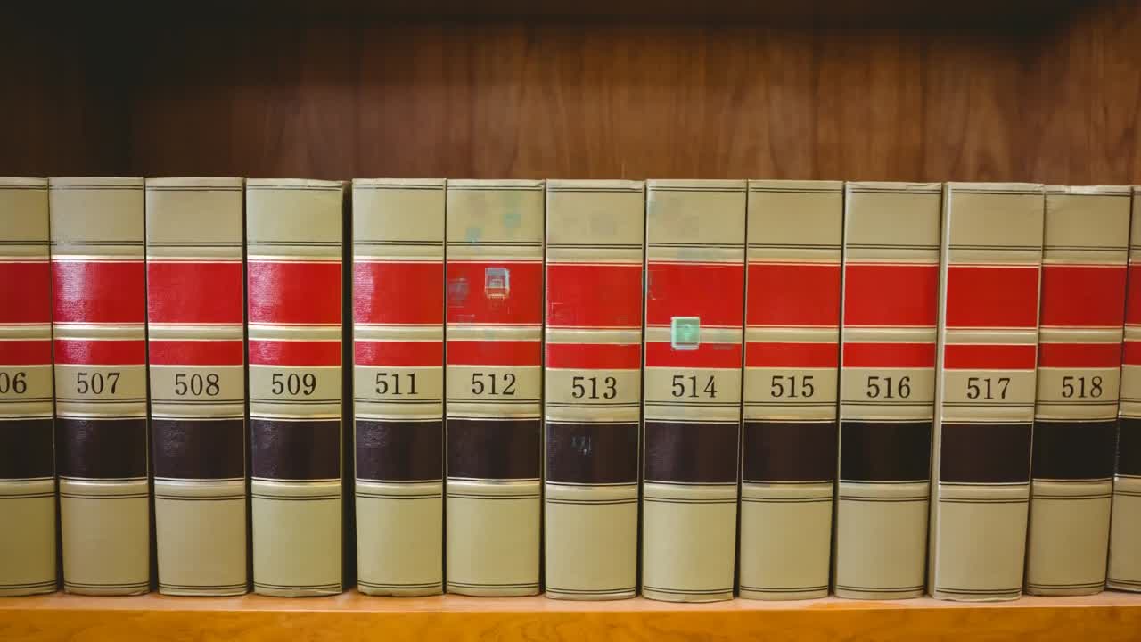 animação do globo com rede de conexões sobre prateleiras com livros na biblioteca