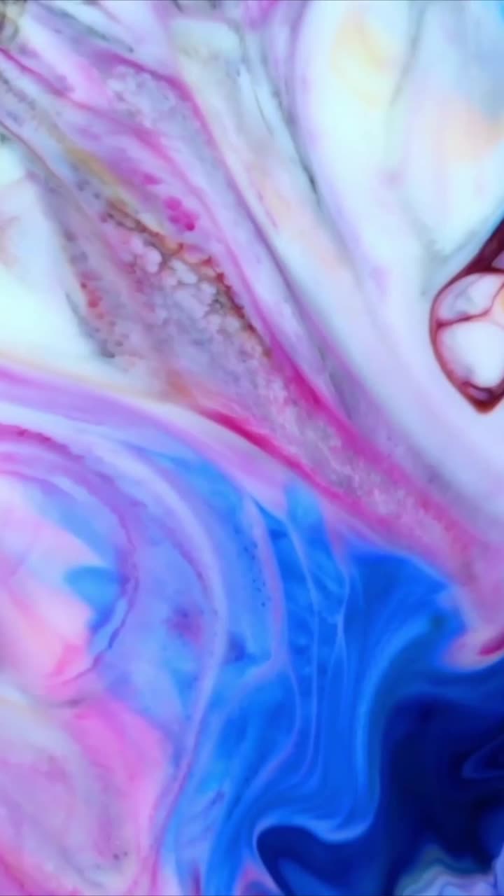 Inchiostro rosa e blu vibrante che turbina nell'arte fluida astratta