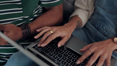 manos, tecnología y pareja en un sofá