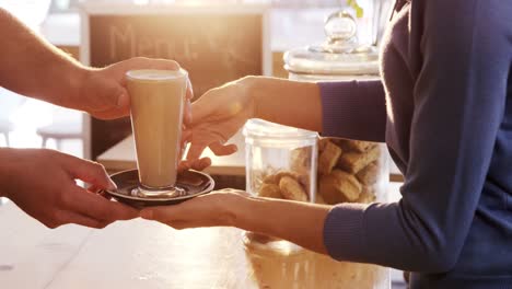 Mittelteil-Des-Kellners,-Der-Dem-Kunden-Eine-Tasse-Kalten-Kaffee-Serviert