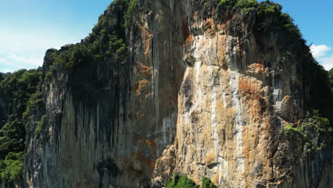 vista desde un avión no tripulado de un enorme acantilado de piedra caliza en la playa de railay cuya belleza es como el cielo en krabi, tailandia