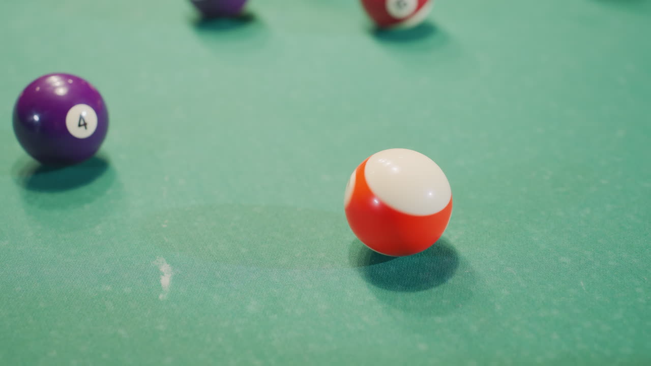 cerca de la mano rodando bola de billar en la mesa de billar verde. centrarse en el movimiento y la dinámica del juego a medida que la pelota se mueve. la sombra y la textura de la superficie de fieltro mejoran la profundidad y el realismo de la jugabilidad