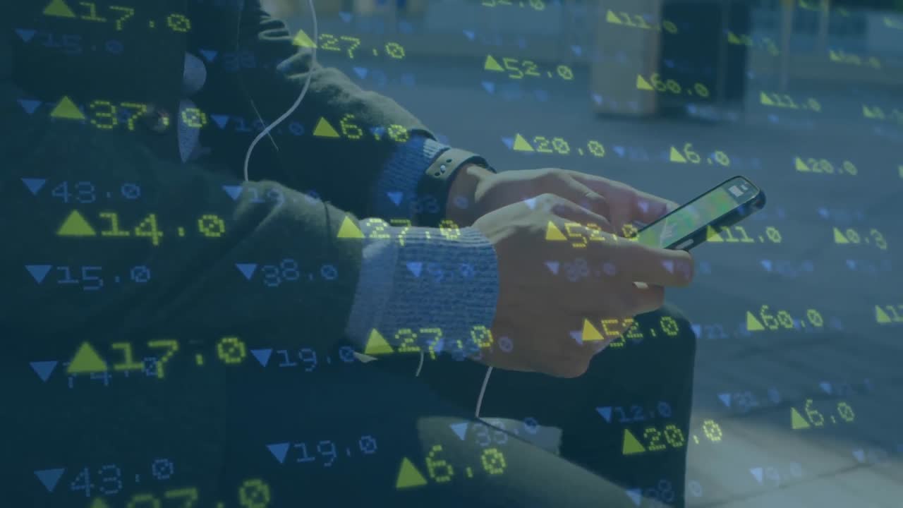 animación del procesamiento de datos financieros de un hombre caucásico usando un teléfono inteligente.