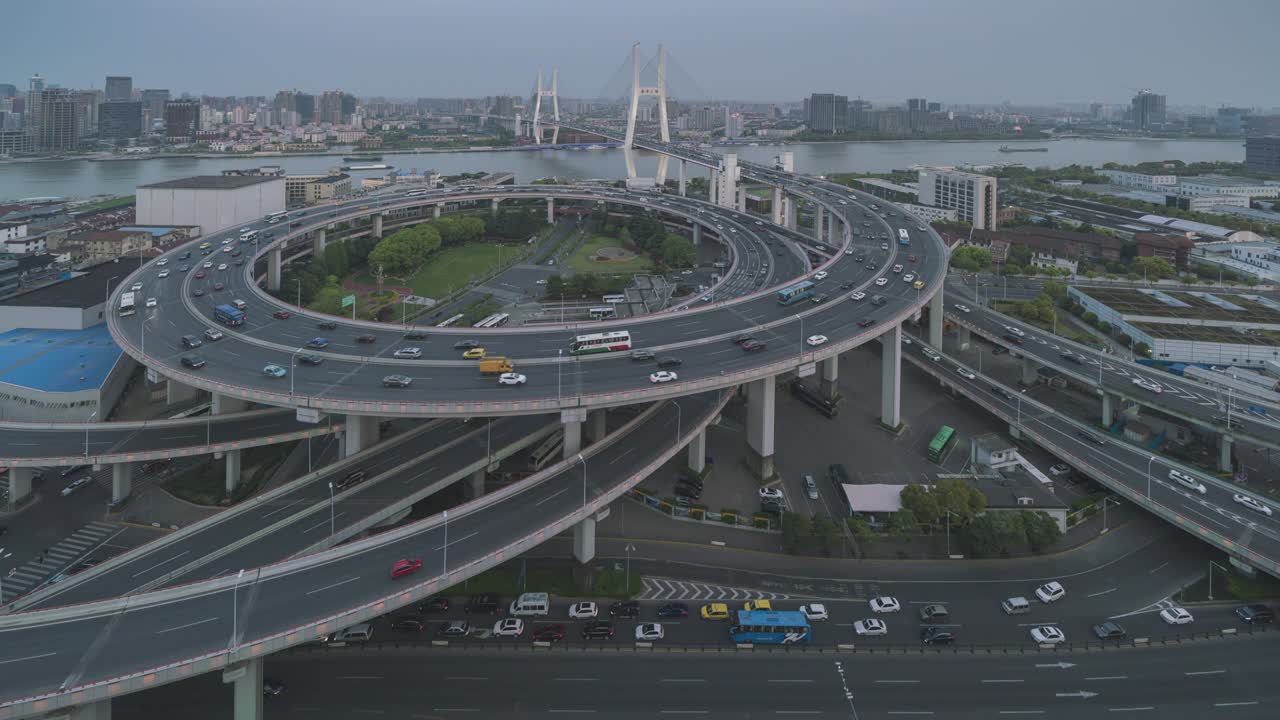 중국 상하이의 난푸 다리 (nanpu bridge) 스파이럴 도로 (spiral road) 에서의 교통의 움직임과 시간 간격은 4k 영상으로 밤부터 낮까지입니다.
