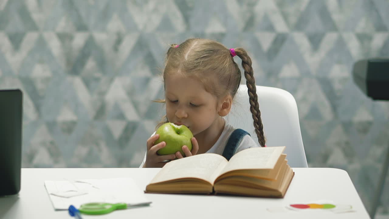 niña durante el aislamiento y la escolarización en el hogar