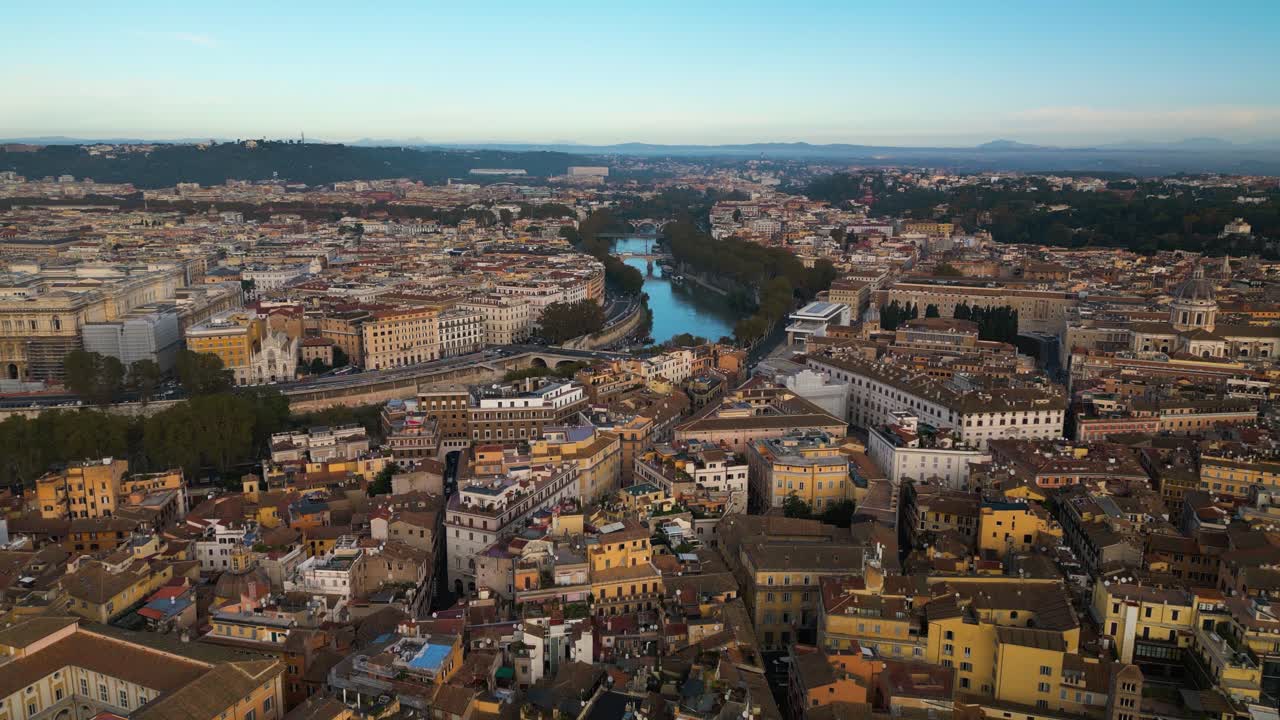 Splendida ripresa con drone su Roma, Italia. Paesaggio urbano italiano