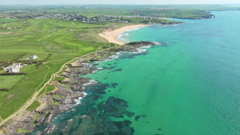 Constantine-Bay-Mit-Seinem-Malerischen-Türkisfarbenen-Wasser-Entlang-Der-Küste-In-Cornwall-Aus-Einer-Luftdrohne,-Großbritannien