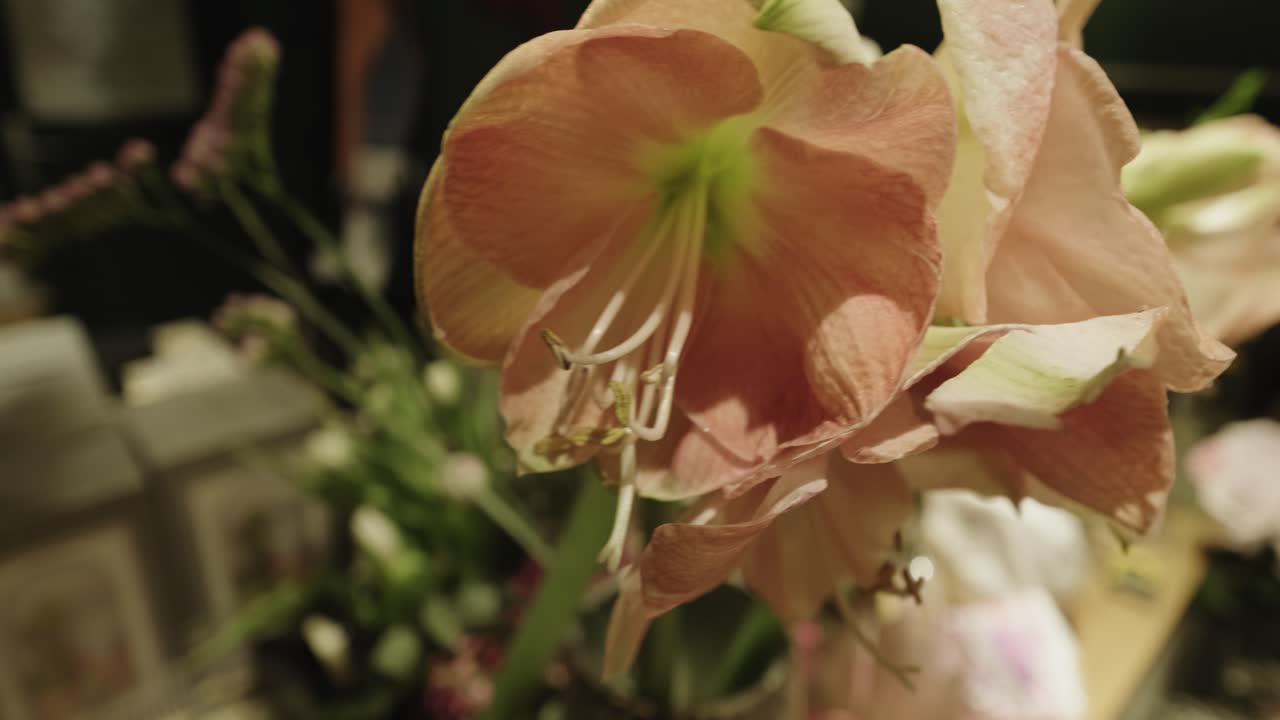 아름다운 결혼식 꽃꽂이 부케, 중앙 장식의 근접 촬영