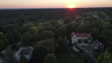 Puesta-De-Sol-En-Grandview-Drive-Y-Más-Allá,-Peoria,-Illinois