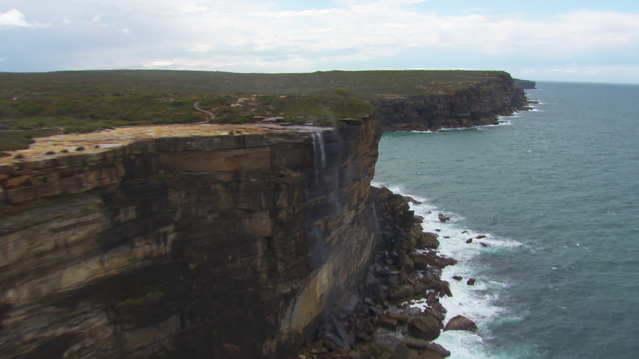 hermoso paisaje de cascada de acantilados en la costa oceánica de australia, antena