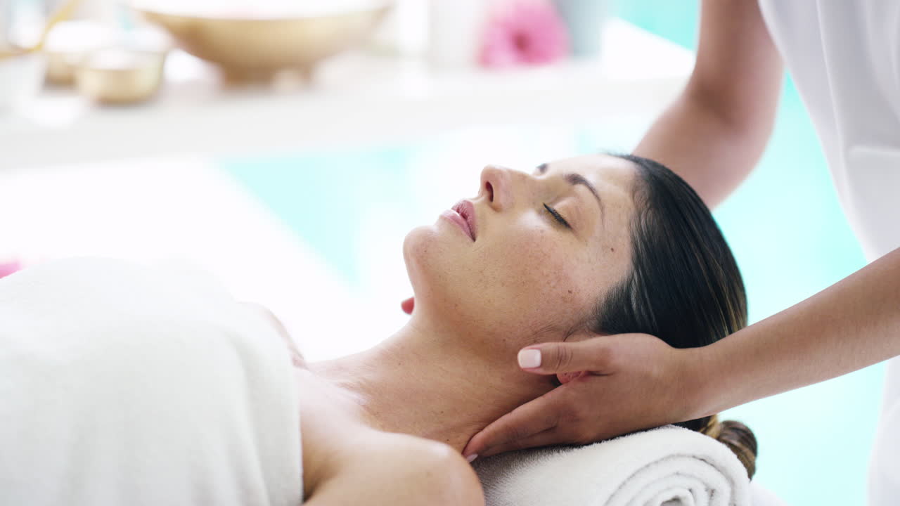 imágenes de 4k de una hermosa mujer joven que busca